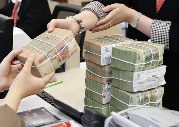 L&atilde;i suất tiết kiệm tiếp tục ph&acirc;n h&oacute;a, nhiều ng&acirc;n h&agrave;ng đẩy mạnh cạnh tranh h&uacute;t vốn- Ảnh 1.