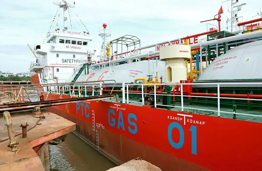 B&agrave;n giao t&agrave;u chở kh&iacute; h&oacute;a lỏng LPG 1.700m&sup3; v&agrave; t&agrave;u chở h&agrave;ng tổng hợp 6.600 tấn- Ảnh 1.