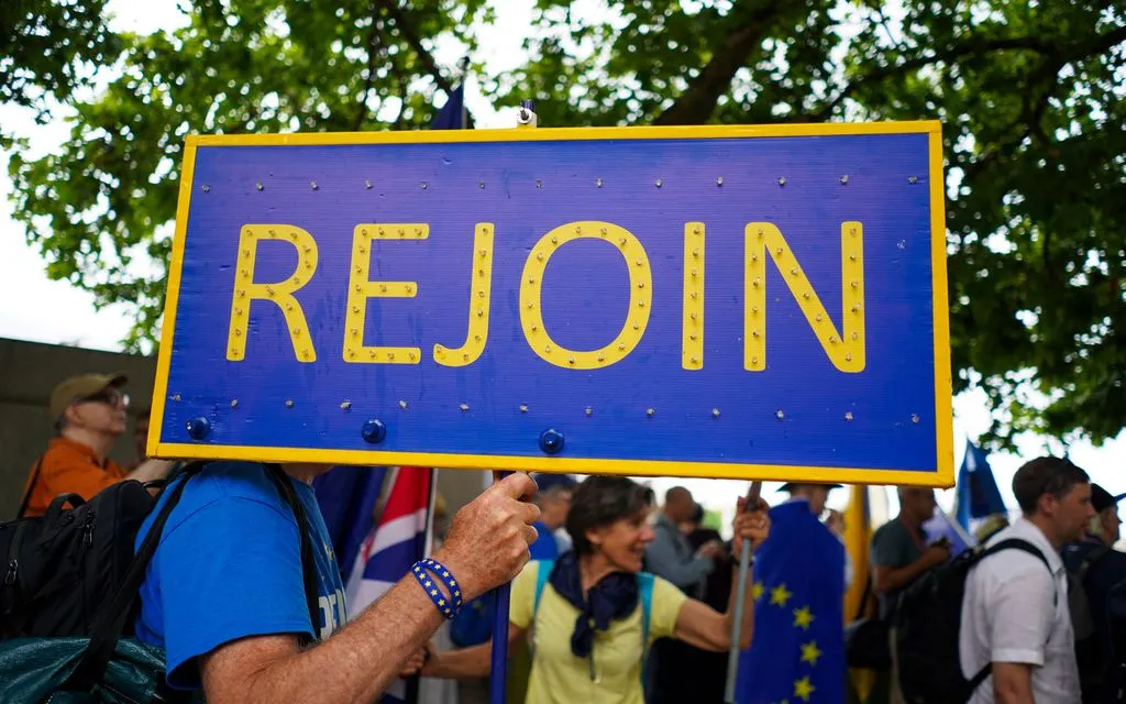 Người dân tuần hành ủng hộ Anh tái gia nhập EU tại London ngày 20/6/2026. (Ảnh: AP)