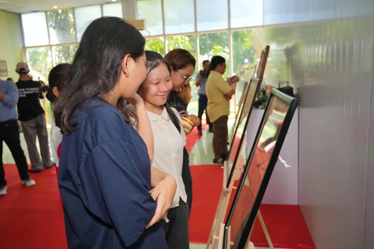 Trải nghiệm kh&ocirc;ng gian trưng b&agrave;y chuy&ecirc;n đề &ldquo;50 năm Th&agrave;nh phố mang t&ecirc;n B&aacute;c trong d&ograve;ng chảy B&aacute;o ch&iacute; c&aacute;ch mạng&rdquo;  - Ảnh 2.