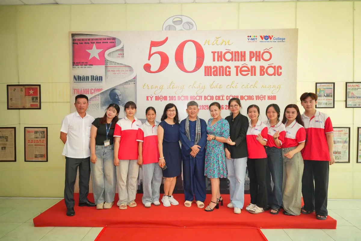 Trải nghiệm kh&ocirc;ng gian trưng b&agrave;y chuy&ecirc;n đề &ldquo;50 năm Th&agrave;nh phố mang t&ecirc;n B&aacute;c trong d&ograve;ng chảy B&aacute;o ch&iacute; c&aacute;ch mạng&rdquo;  - Ảnh 1.