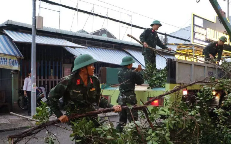 Cán bộ, chiến sỹ Trung đoàn 320 tham gia dọn dẹp, khắc phục hậu quả dông lốc. (Ảnh: Hồng Thái/TTXVN)