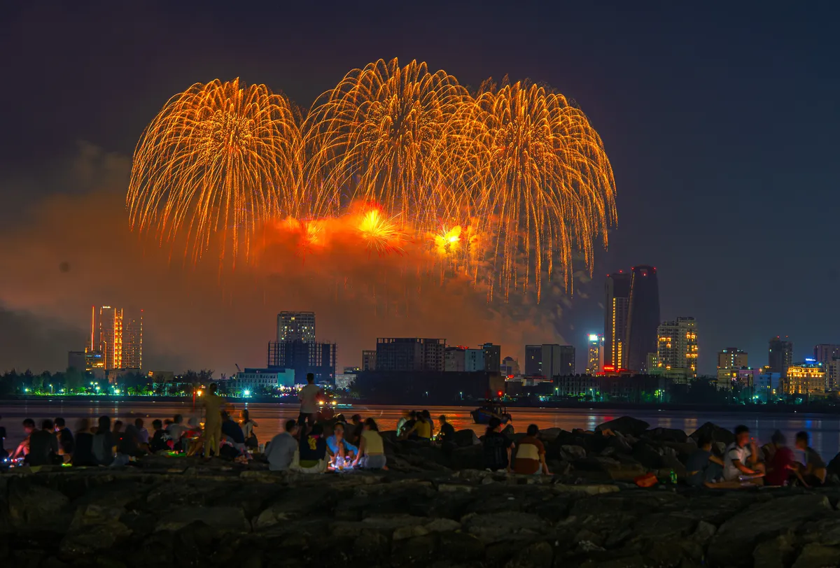 Ph&aacute;o hoa DIFF 2026 đ&ecirc;m thi thứ 4 qua g&oacute;c nh&igrave;n nhiếp ảnh gia: Sắc m&agrave;u s&aacute;ng tạo tr&ecirc;n bầu trời s&ocirc;ng H&agrave;n- Ảnh 4.