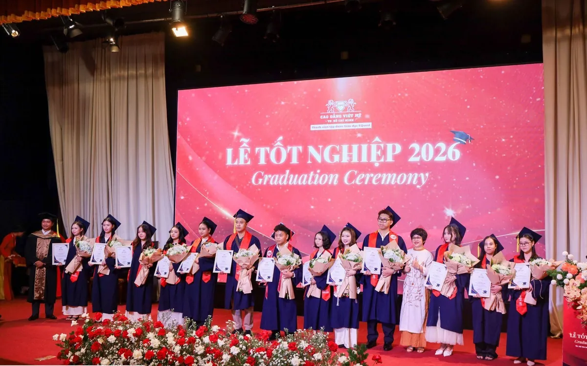 Doanh nghiệp trao thư mời tuyển dụng và học bổng ngay tại lễ tốt nghiệp của sinh viên