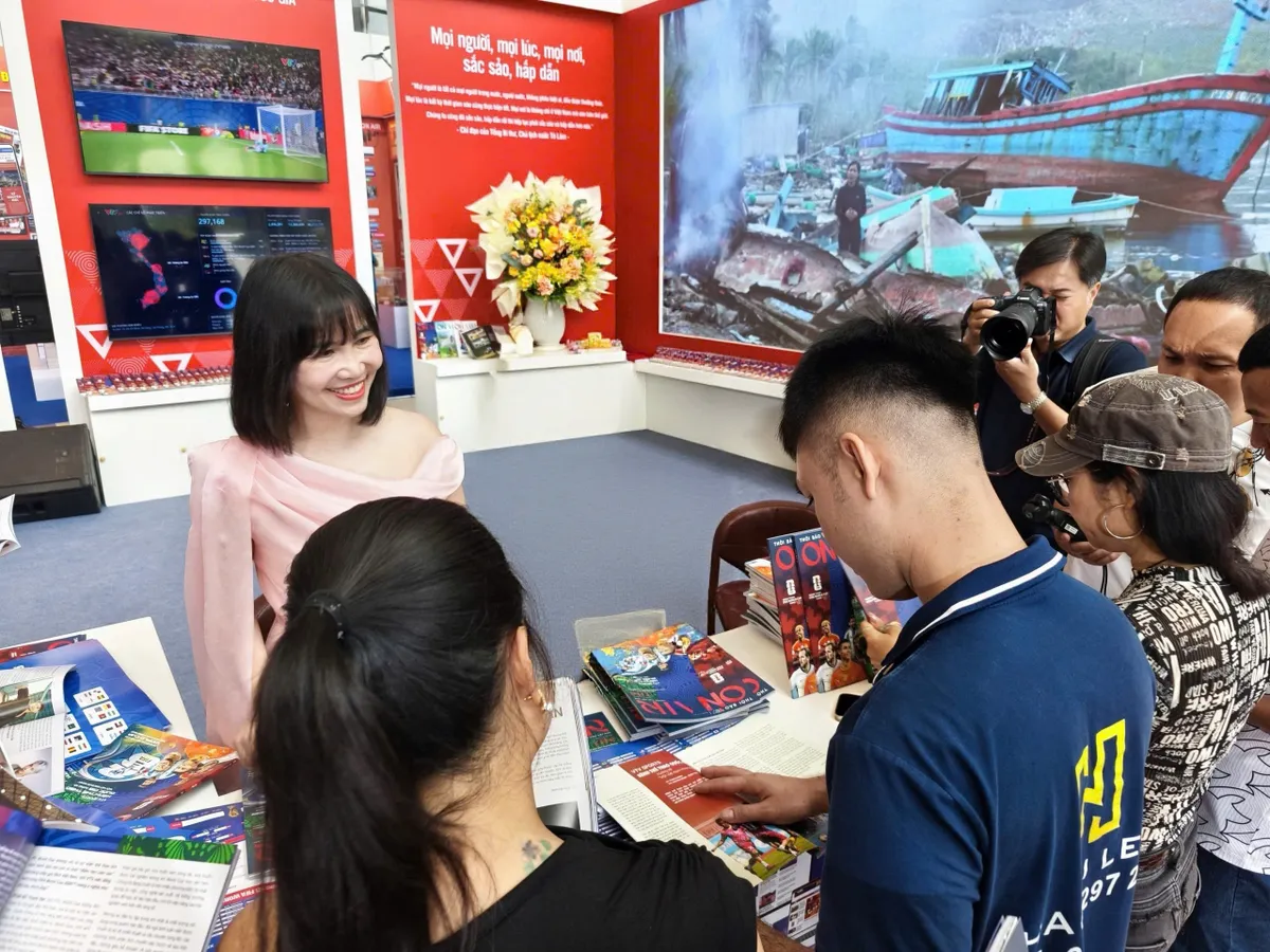 Chủ tịch Quốc hội Trần Thanh Mẫn thăm gian trưng b&agrave;y của VTV tại Hội b&aacute;o To&agrave;n quốc năm 2026- Ảnh 4.