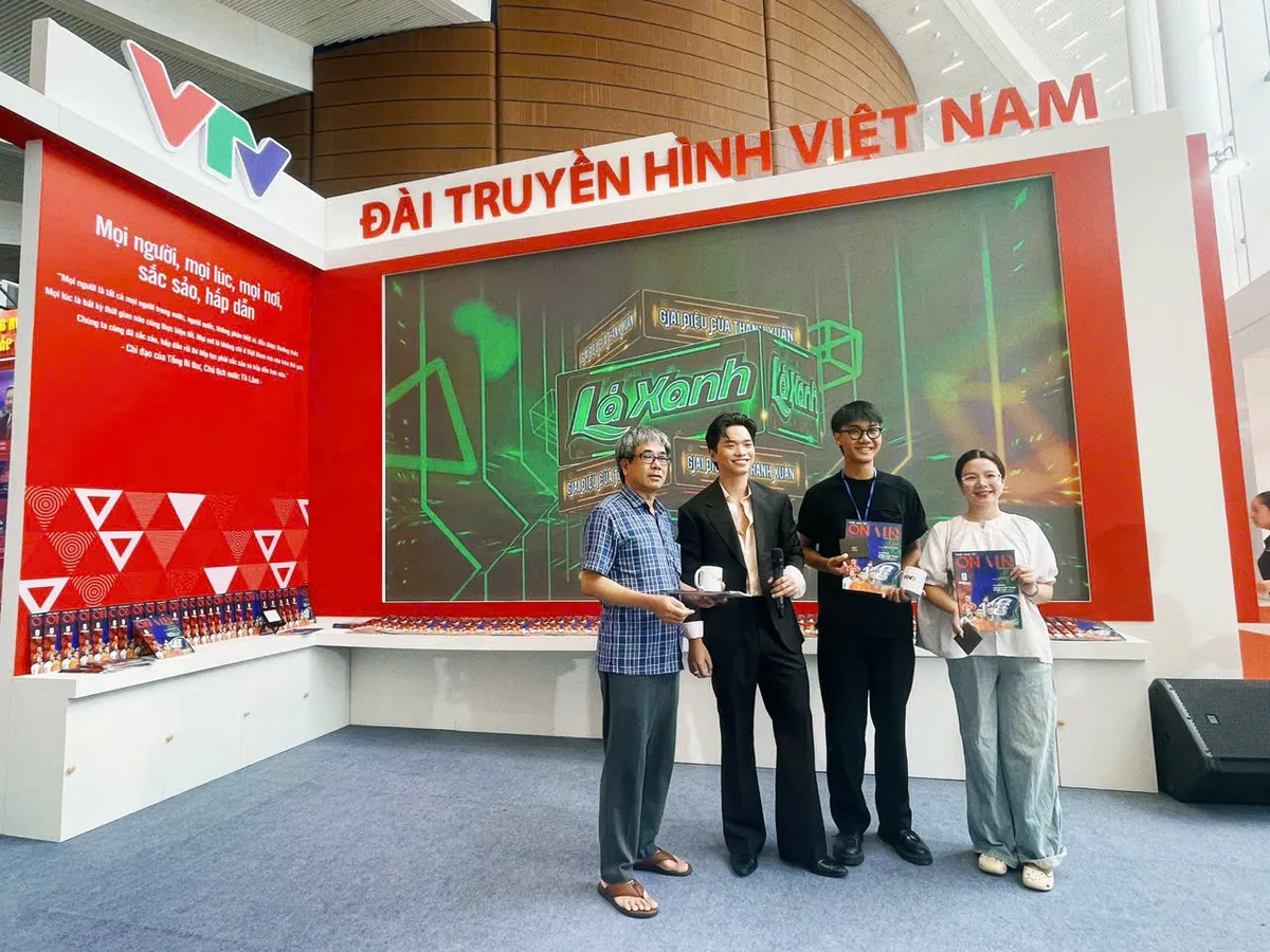 Ekip "L&aacute; xanh" khuấy động kh&ocirc;ng kh&iacute; gian trưng b&agrave;y của VTV tại Hội b&aacute;o To&agrave;n quốc 2026 - Ảnh 11.
