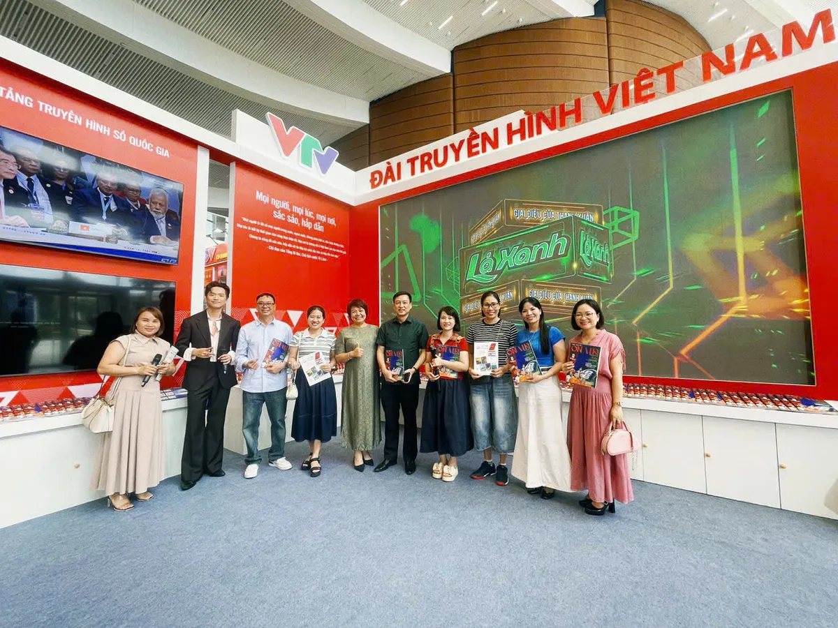 Ekip "L&aacute; xanh" khuấy động kh&ocirc;ng kh&iacute; gian trưng b&agrave;y của VTV tại Hội b&aacute;o To&agrave;n quốc 2026 - Ảnh 1.