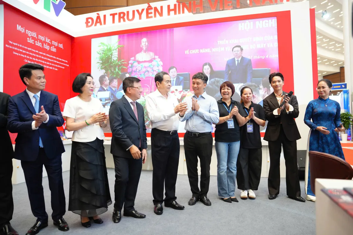 Chủ tịch Quốc hội Trần Thanh Mẫn thăm gian trưng b&agrave;y của VTV tại Hội b&aacute;o To&agrave;n quốc năm 2026- Ảnh 1.