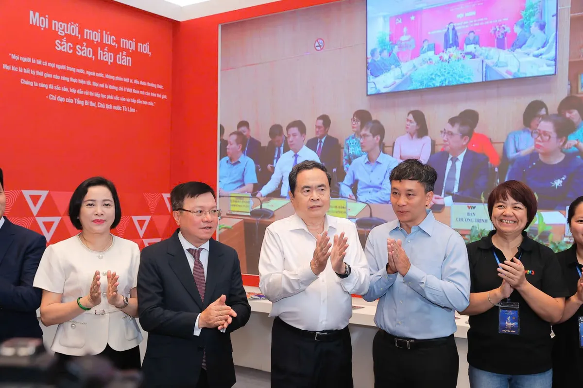 Chủ tịch Quốc hội Trần Thanh Mẫn thăm gian trưng b&agrave;y của VTV tại Hội b&aacute;o To&agrave;n quốc năm 2026- Ảnh 3.