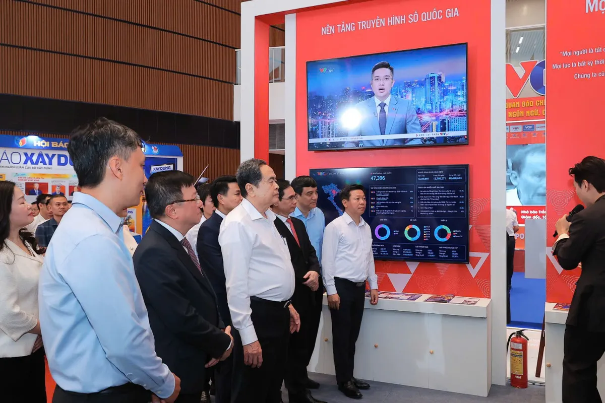 Chủ tịch Quốc hội Trần Thanh Mẫn thăm gian trưng b&agrave;y của VTV tại Hội b&aacute;o To&agrave;n quốc năm 2026- Ảnh 2.