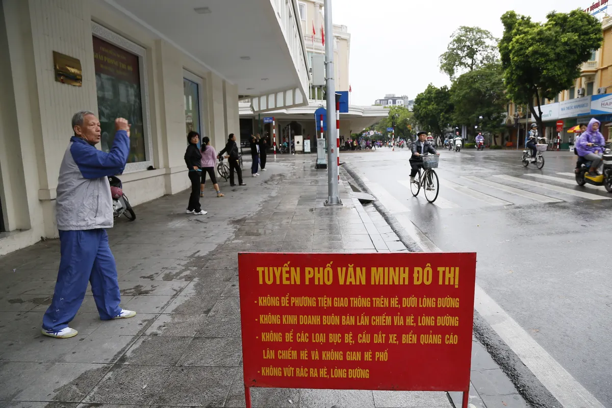 Cho thu&ecirc; vỉa h&egrave;: Dung h&ograve;a sinh kế v&agrave; trật tự đ&ocirc; thị - Ảnh 1.