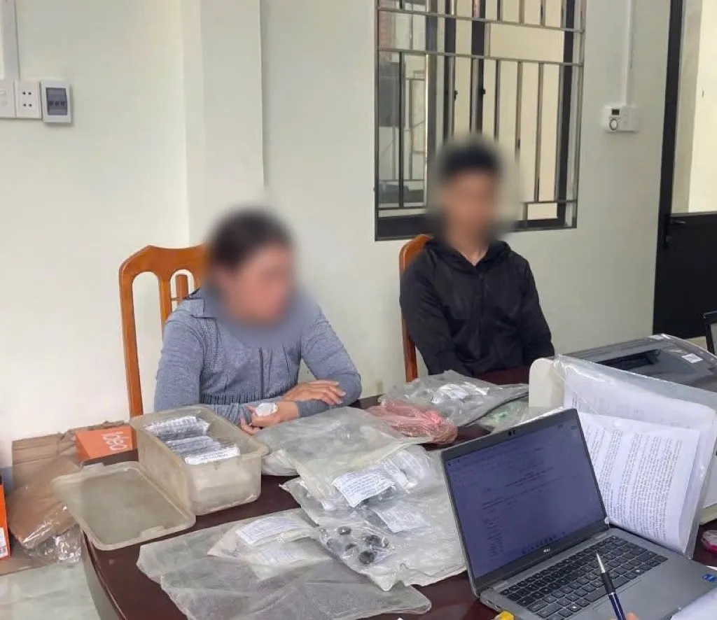 Ph&aacute;t hiện "thuốc lạ" kh&ocirc;ng tem nh&atilde;n b&agrave;y b&aacute;n ở chợ v&ugrave;ng cao- Ảnh 1.