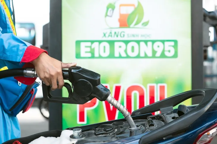 Người d&acirc;n dần y&ecirc;n t&acirc;m sử dụng xăng E10 sau gần một th&aacute;ng triển khai- Ảnh 1.