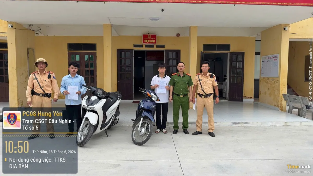 Xử l&yacute; 2 thanh ni&ecirc;n ở Hưng Y&ecirc;n đi xe m&ocirc; t&ocirc; kh&ocirc;ng đội mũ bảo hiểm, lạng l&aacute;ch, đ&aacute;nh v&otilde;ng  - Ảnh 2.