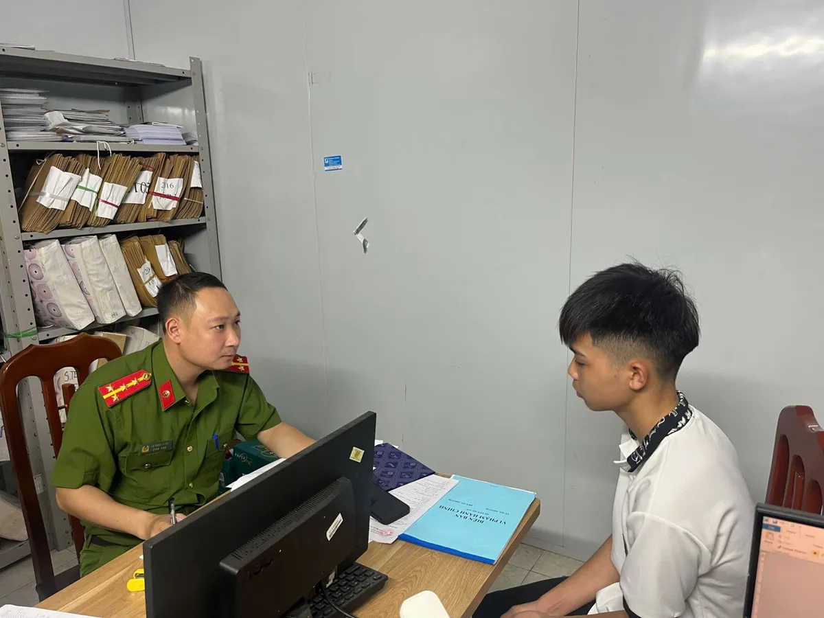 Xử l&yacute; 2 thanh ni&ecirc;n ở Hưng Y&ecirc;n đi xe m&ocirc; t&ocirc; kh&ocirc;ng đội mũ bảo hiểm, lạng l&aacute;ch, đ&aacute;nh v&otilde;ng  - Ảnh 3.