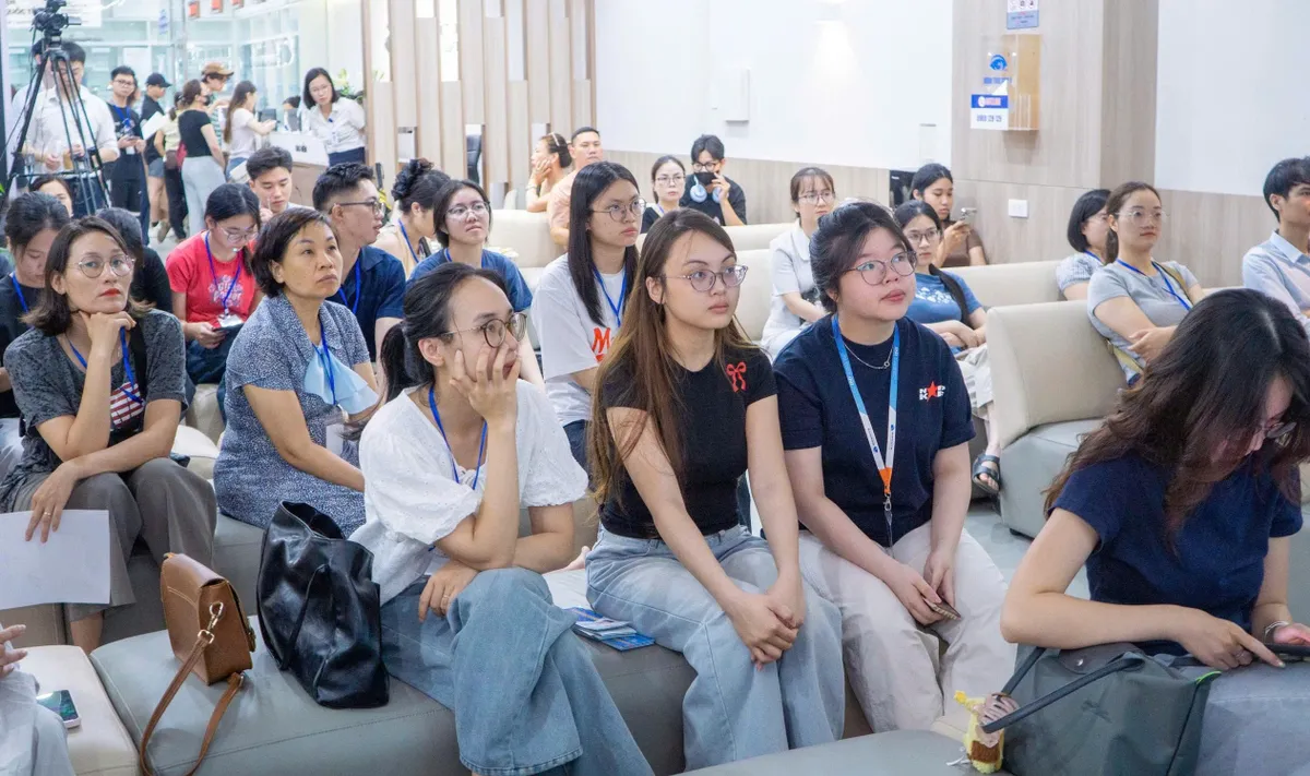 Từ "4 mắt" đến phiên bản tự tin hơn của chính mình- Ảnh 1. Từ "4 mắt" đến phiên bản tự tin hơn của chính mình- Ảnh 1.