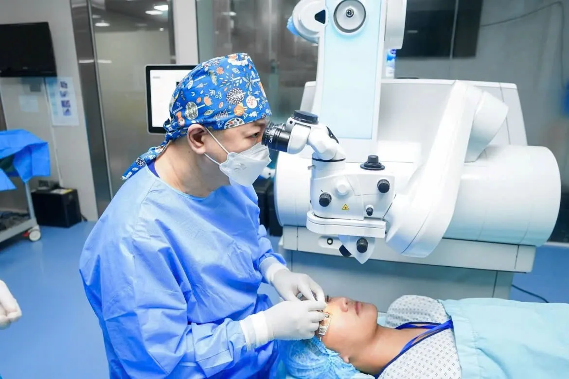 Từ "4 mắt" đến phiên bản tự tin hơn của chính mình- Ảnh 2. Từ "4 mắt" đến phiên bản tự tin hơn của chính mình- Ảnh 2.