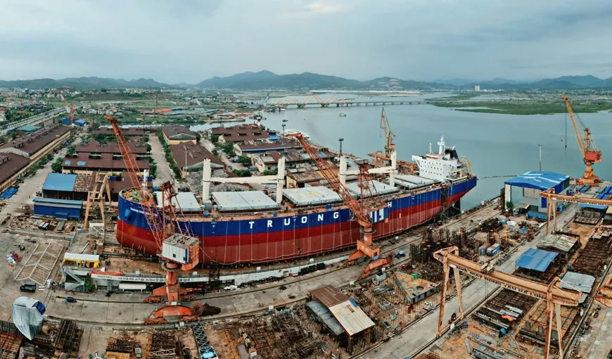 Ph&aacute;t triển c&ocirc;ng nghiệp đ&oacute;ng t&agrave;u trở th&agrave;nh c&ocirc;ng nghiệp nền tảng chiến lược quốc gia, vai tr&ograve; then chốt trong kinh tế biển- Ảnh 1.