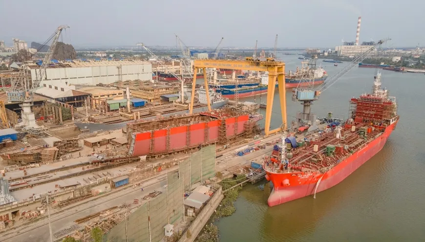 Ph&aacute;t triển c&ocirc;ng nghiệp đ&oacute;ng t&agrave;u trở th&agrave;nh c&ocirc;ng nghiệp nền tảng chiến lược quốc gia, vai tr&ograve; then chốt trong kinh tế biển- Ảnh 2.