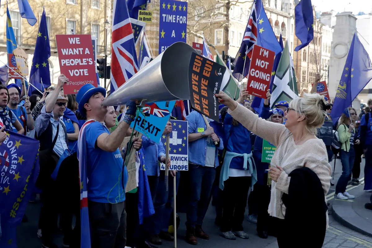 Brexit vẫn gây chia rẽ, phủ bóng lên nền kinh tế Anh- Ảnh 2.