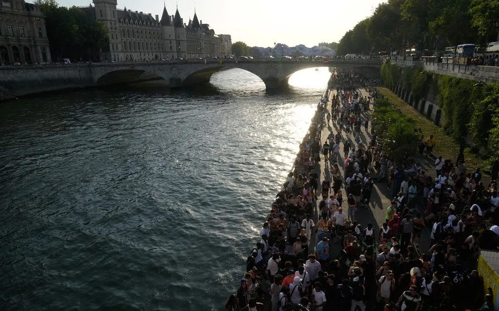 Người dân đi dọc sông Seine tại Paris, ngày 21/6/2026. (Ảnh: AP)