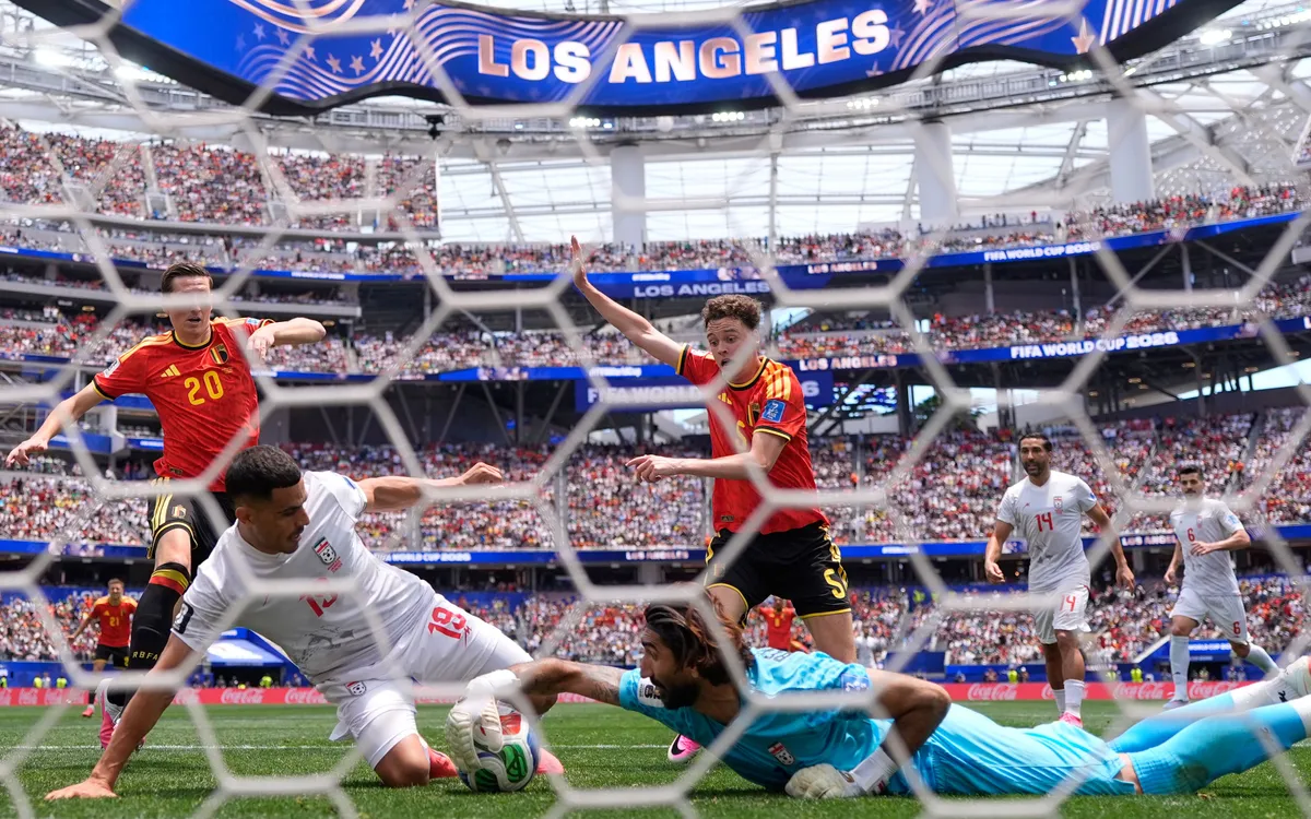 Giữa muôn vàn khó khăn, ĐT Iran đang trình diễn một bộ mặt đáng tự hào tại FIFA World Cup 2026™ khi 2 trận chưa thua và còn nguyên cơ hội đi tiếp (Ảnh: AP)