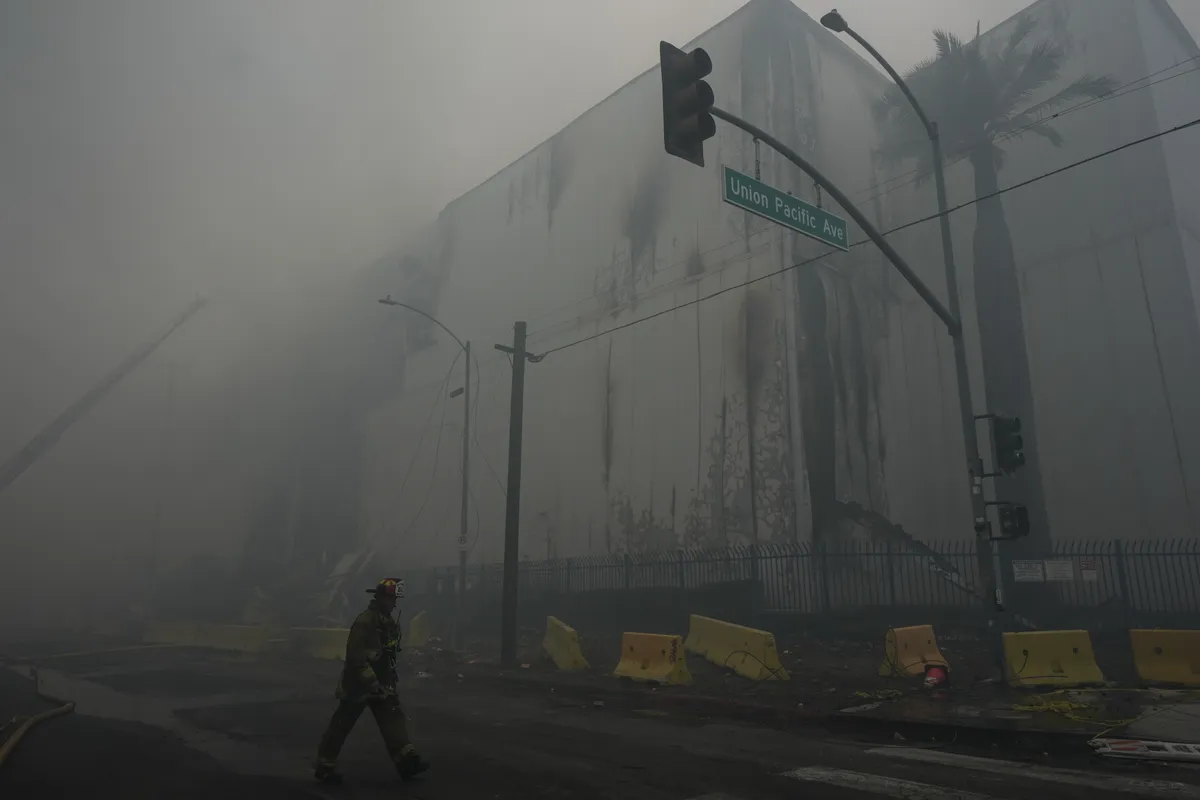 Mỹ ban bố tình trạng khẩn cấp do đám cháy kho thực phẩm ở Los Angeles - Ảnh 2.