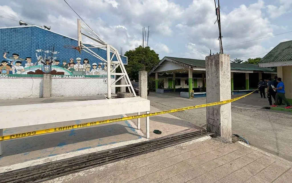 Học sinh hoảng loạn sau vụ nổ súng tại một ngôi trường ở thành phố Tacloban ngày 22/6. (Ảnh: AP)