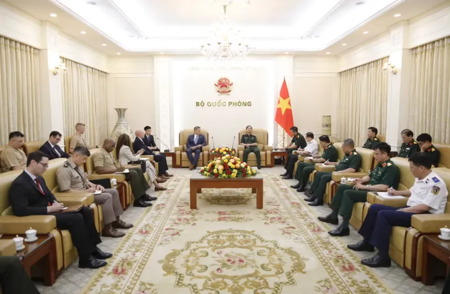 Đại tướng Phan Văn Giang tiếp Quyền Bộ trưởng Bộ Hải qu&acirc;n Hoa Kỳ H&ugrave;ng Cao- Ảnh 2.