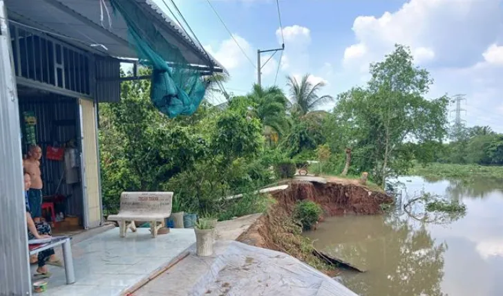 Sạt lở hơn 20m đường ven s&ocirc;ng Tr&agrave; Lọt (Đồng Th&aacute;p), giao th&ocirc;ng chia cắt - Ảnh 1.