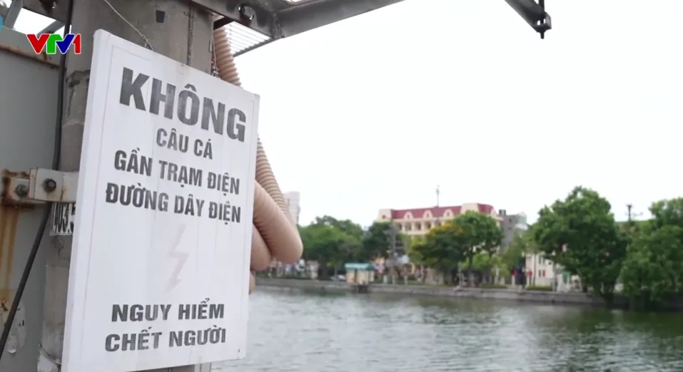Thả diều, c&acirc;u c&aacute; gần lưới điện: Th&uacute; vui tiềm ẩn hiểm họa chết người - Ảnh 1.
