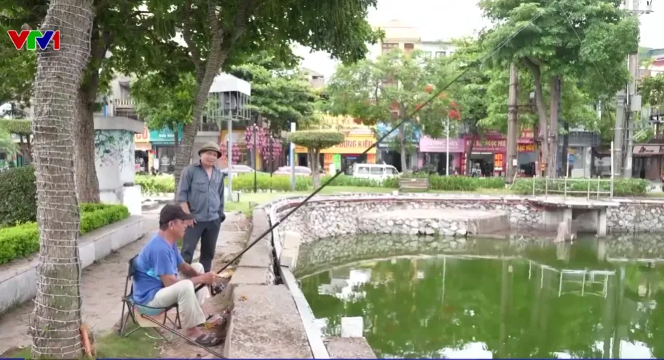 Thả diều, c&acirc;u c&aacute; gần lưới điện: Th&uacute; vui tiềm ẩn hiểm họa chết người - Ảnh 2.