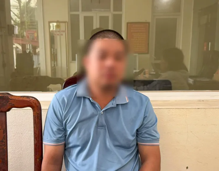 Vi phạm nồng độ cồn gấp đôi mức kịch khung, người đàn ông còn chặn xe CSGT gây náo loạn - Ảnh 1.