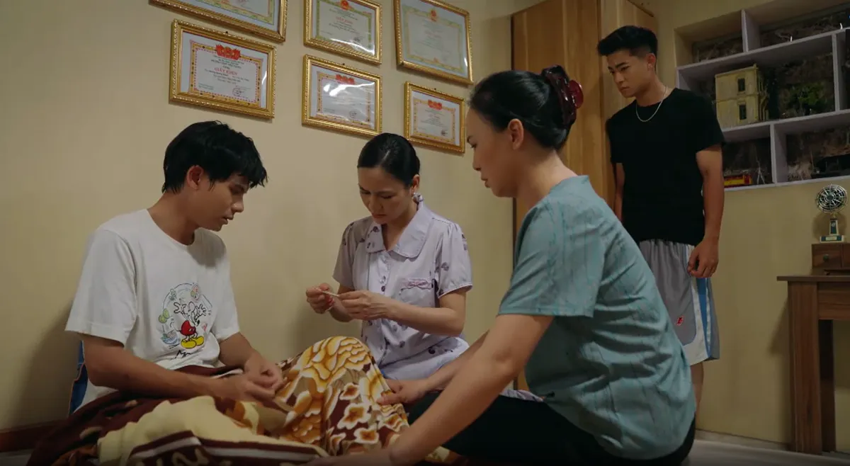 Ph&iacute;a b&ecirc;n kia th&agrave;nh phố - Tập 17: Lan trả th&ugrave; khiến Cương l&oacute;a mắt v&igrave; t&igrave;nh y&ecirc;u - Ảnh 4.