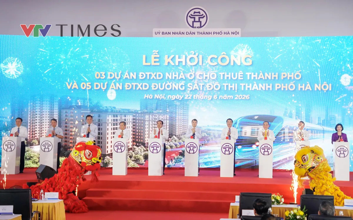 Thủ tướng Lê Minh Hưng cùng các đại biểu thực hiện nghi thức khởi công 5 tuyến đường sắt đô thị và 3 dự án nhà ở cho thuê trên địa bàn Hà Nội. (Ảnh: Phùng Anh)