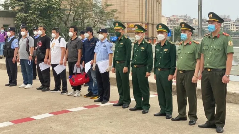 Cảnh b&aacute;o thủ đoạn tổ chức cho người kh&aacute;c xuất nhập cảnh, di cư tr&aacute;i ph&eacute;p với chi ph&iacute; tới 1,2 tỷ đồng/người - Ảnh 1.