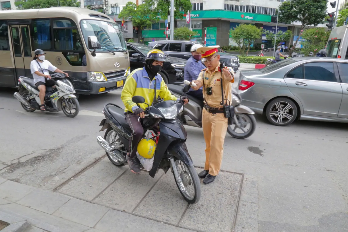H&agrave; Nội: Xử l&yacute; nhiều t&agrave;i xế sử dụng điện thoại khi đang điều khiển xe - Ảnh 1.