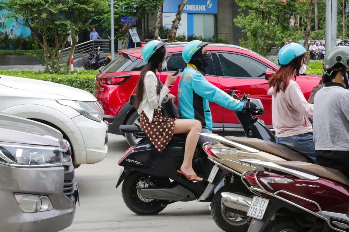 H&agrave; Nội: Xử l&yacute; nhiều t&agrave;i xế sử dụng điện thoại khi đang điều khiển xe - Ảnh 4.