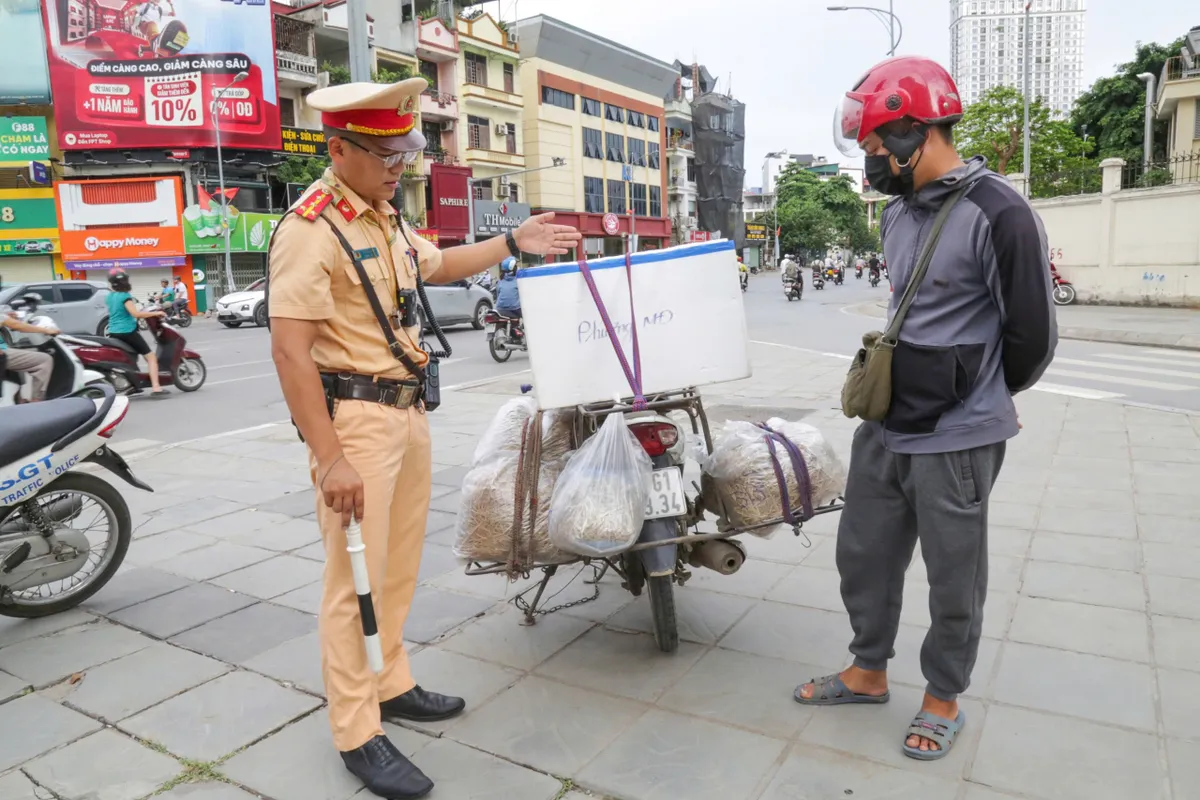 H&agrave; Nội: Xử l&yacute; nhiều t&agrave;i xế sử dụng điện thoại khi đang điều khiển xe - Ảnh 5.