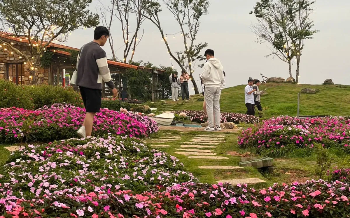 Gần 12 triệu lượt khách đến Lâm Đồng, tạo đà hoàn thành mục tiêu tăng trưởng hai con số. Ảnh: Xuân Tựu
