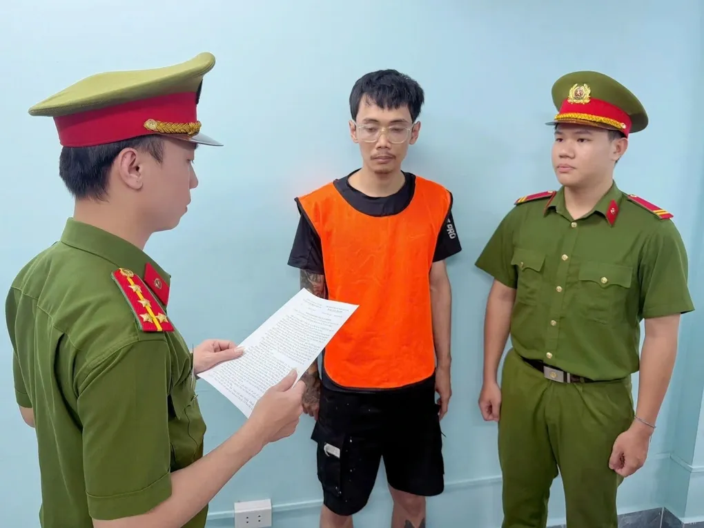 Vẽ bậy l&ecirc;n c&ocirc;ng tr&igrave;nh cầu đi bộ ngh&igrave;n tỷ, thanh ni&ecirc;n 26 tuổi bị khởi tố- Ảnh 1.