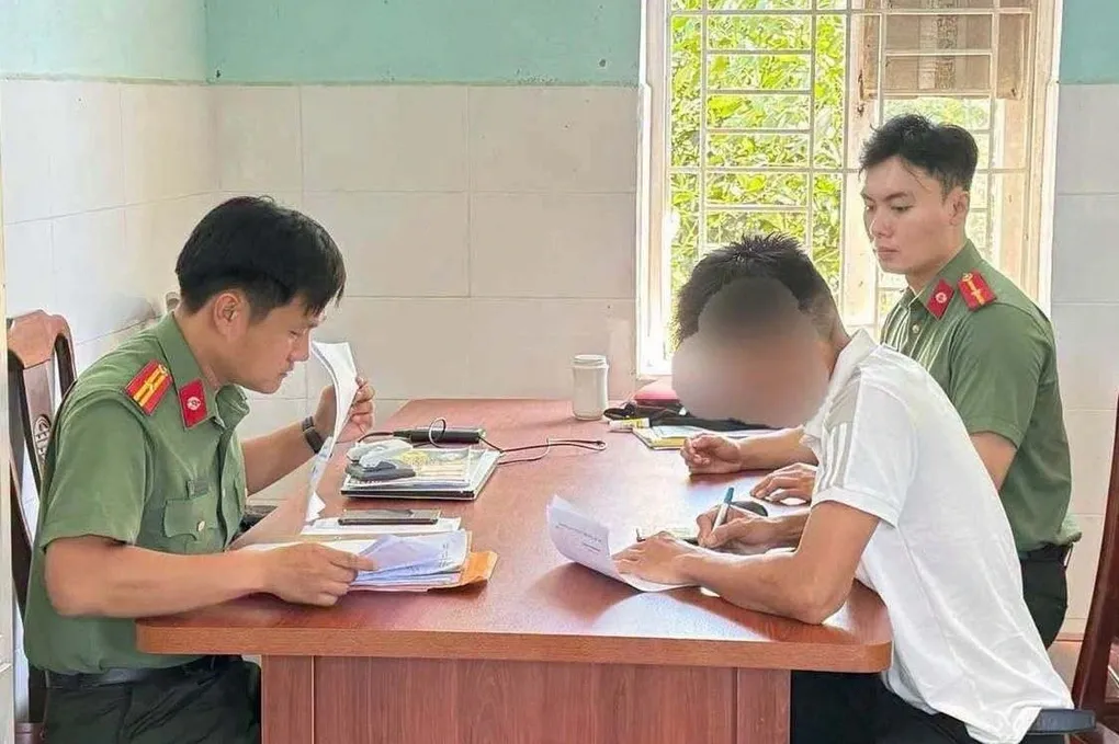 B&igrave;nh luận x&uacute;c phạm đo&agrave;n kỵ binh Cảnh s&aacute;t cơ động, người đ&agrave;n &ocirc;ng bị phạt 7,5 triệu đồng- Ảnh 1.