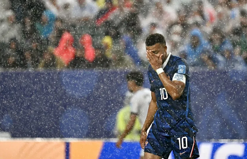 World Cup 2026 lần đầu bị gi&aacute;n đoạn v&igrave; thời tiết, trận Ph&aacute;p - Iraq phải tạm ho&atilde;n- Ảnh 1.