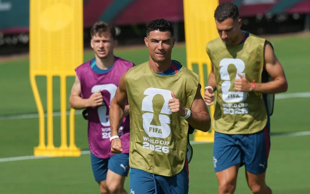 Cristiano Ronaldo và đội tuyển Bồ Đào Nha trong buổi tập luyện ngày 22 tháng 6 tại Palm Beach Gardens, Florida. (Ảnh: AP/Marta Lavandier)