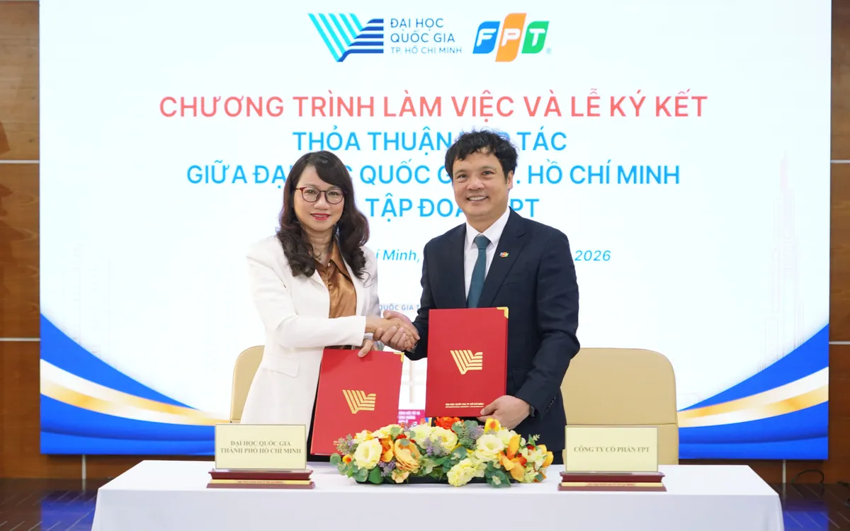 Giáo sư, Tiến sĩ Nguyễn Thị Thanh Mai - Giám đốc Đại học Quốc gia TP Hồ Chí Minh và ông Nguyễn Văn Khoa - Tổng Giám đốc Tập đoàn FPT ký kết hợp tác. Ảnh: FPT