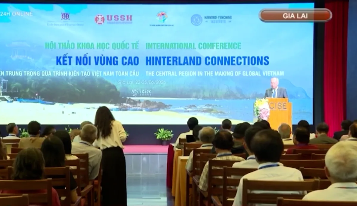 Hội thảo "Miền Trung trong quá trình kiến tạo Việt Nam toàn cầu”- Ảnh 8. Hội thảo "Miền Trung trong quá trình kiến tạo Việt Nam toàn cầu”- Ảnh 8.