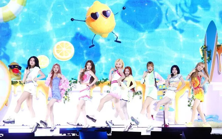 Các thành viên nhóm nhạc nữ K-pop Hearts2Hearts, từ trái sang phải: Carmen, Stella, A-na, Jiwoo, Ian, Ye-on, Juun và Yuha, trình diễn ca khúc "Lemon Tang", - Ảnh: Yonhap.
