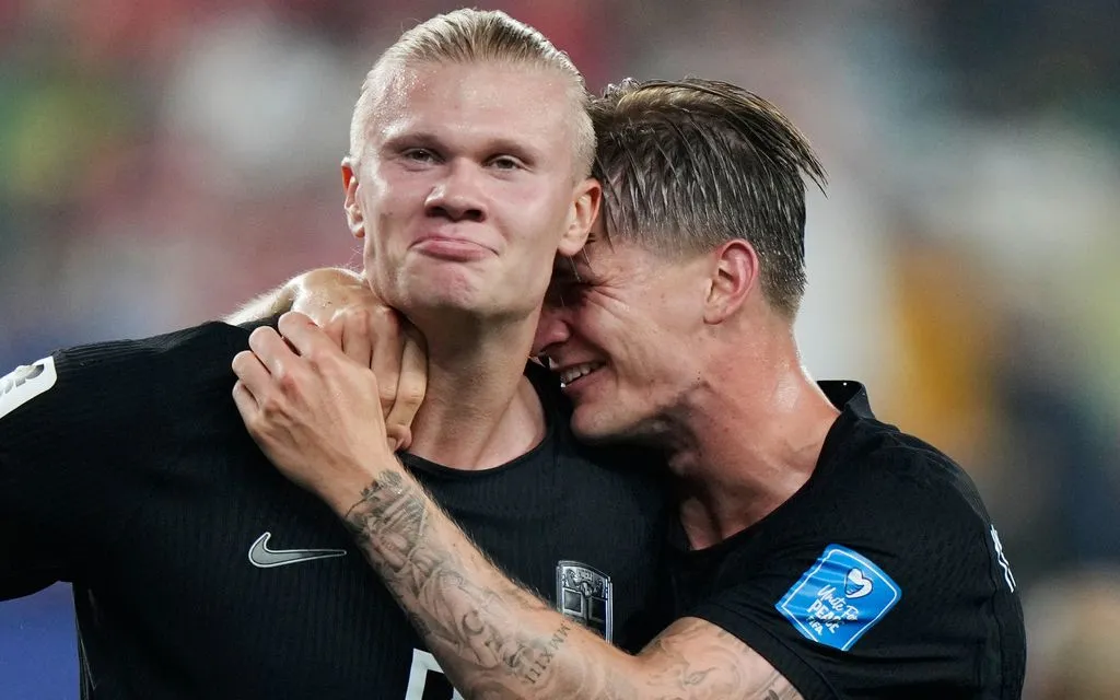 Erling Haaland ăn mừng cùng David Moeller Wolfe sau khi ghi bàn thắng thứ ba trong trận đấu bóng đá thuộc bảng I giữa Na Uy và Senegal. (Ảnh: AP/Steve Luciano)