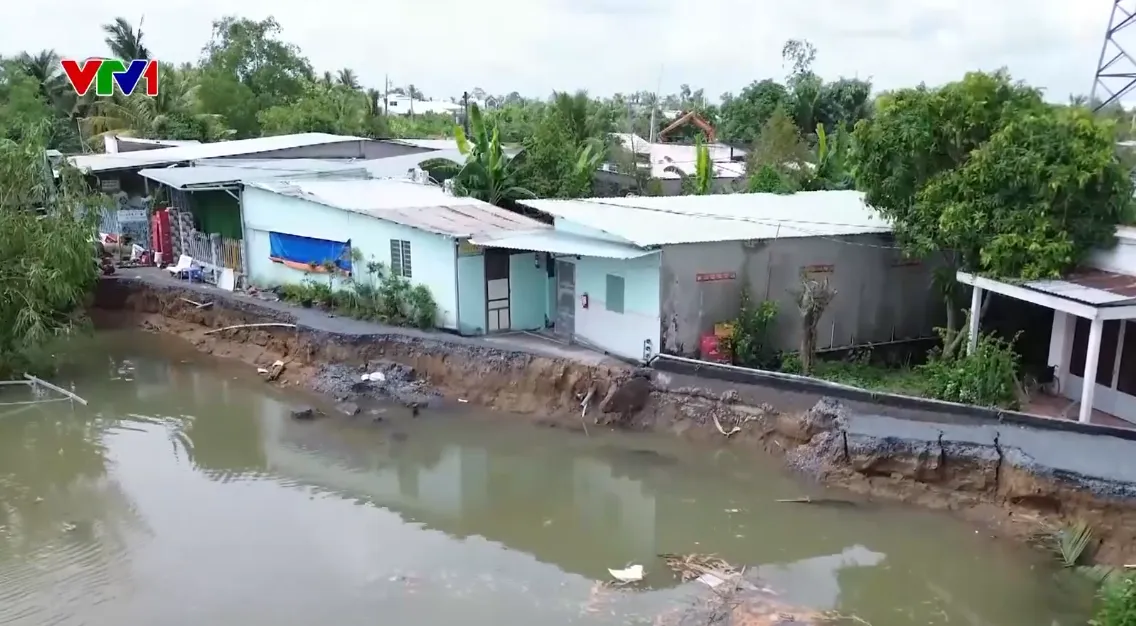 Người d&acirc;n TP Cần Thơ sống thấp thỏm b&ecirc;n bờ s&ocirc;ng sạt lở - Ảnh 1.