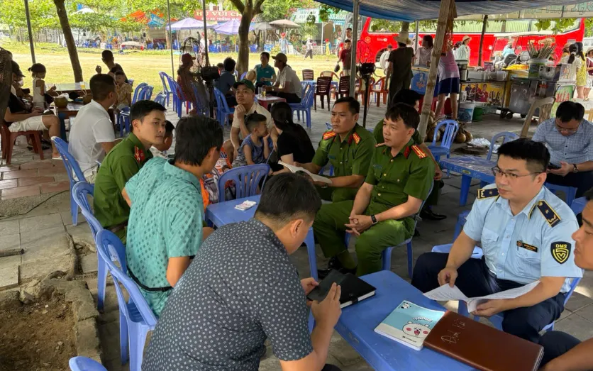 Lực lượng chức năng trực tiếp kiểm tra xác minh, làm việc với chủ bãi xe và các cá nhân liên quan. Ảnh: Công an Thanh Hóa